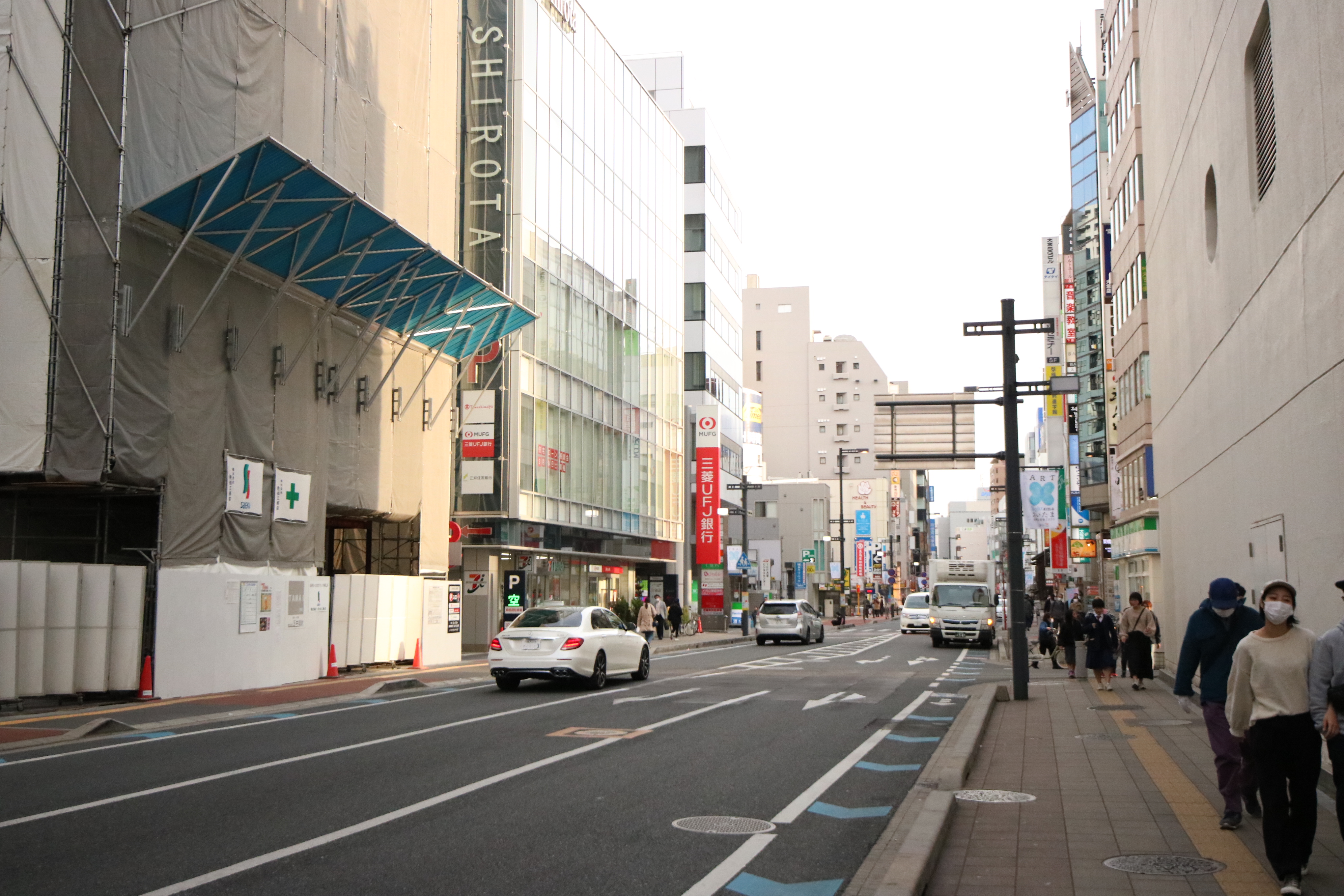 右手に南銀座商店街の入り口