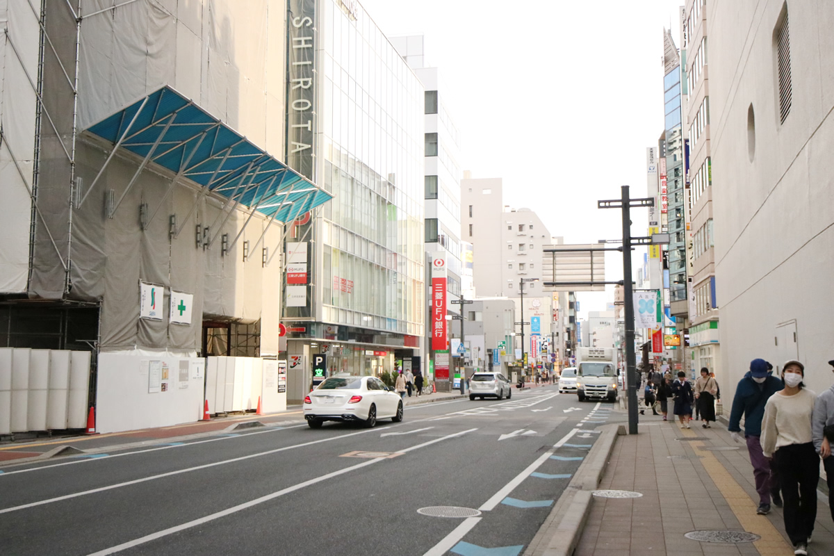 右手に南銀座商店街の入り口